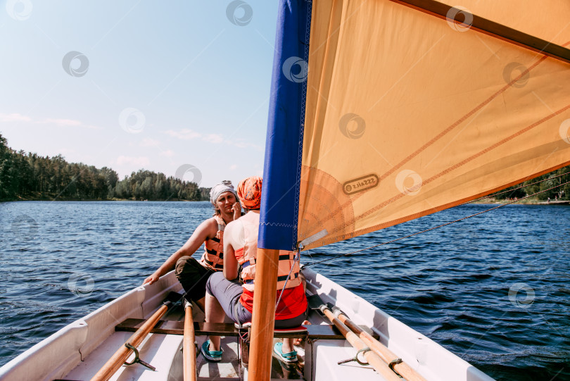 Скачать Карелия, Россия, 9 июня 2019 года, туристы плывут на деревянной парусной лодке по Ладожскому озеру фотосток Ozero
