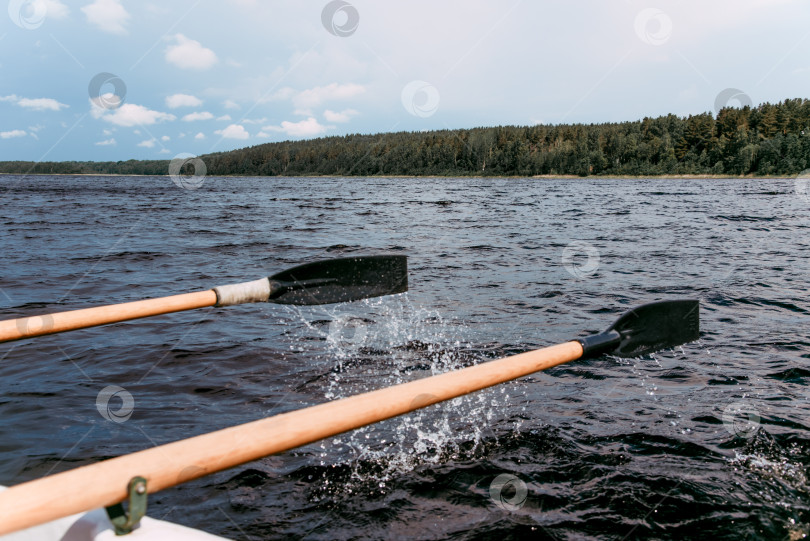Скачать Туристы плывут на деревянной весельной лодке по Ладожскому озеру в Карелии, Россия фотосток Ozero