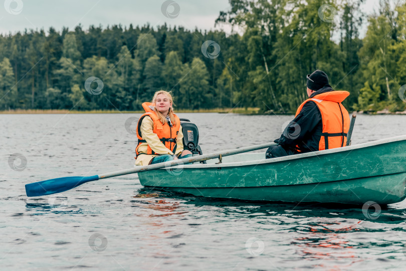 Скачать Карелия, Россия, 7 июня 2020 года, туристы плывут на деревянных лодках по Ладожскому озеру фотосток Ozero