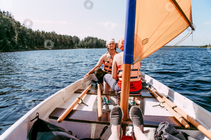 Скачать Карелия, Россия, 9 июня 2019 года, туристы плывут на деревянной парусной лодке по Ладожскому озеру фотосток Ozero