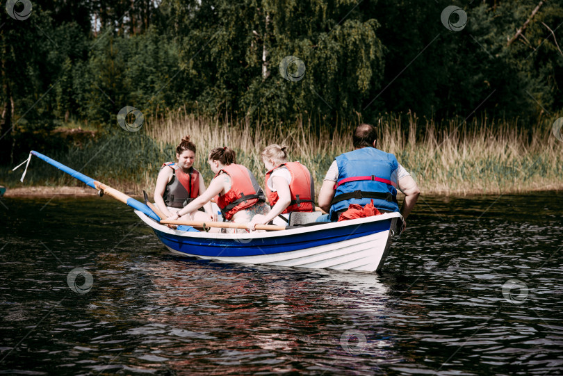 Скачать Карелия, Россия, 9 июня 2019 года, туристы плывут на деревянных весельных лодках по Ладожскому озеру фотосток Ozero