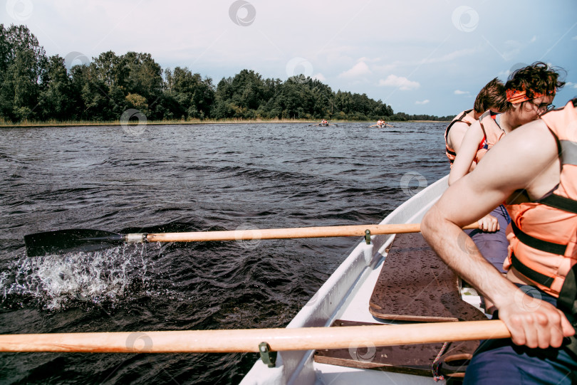 Скачать Карелия, Россия, 9 июня 2019 года, туристы плывут на деревянных весельных лодках по Ладожскому озеру фотосток Ozero