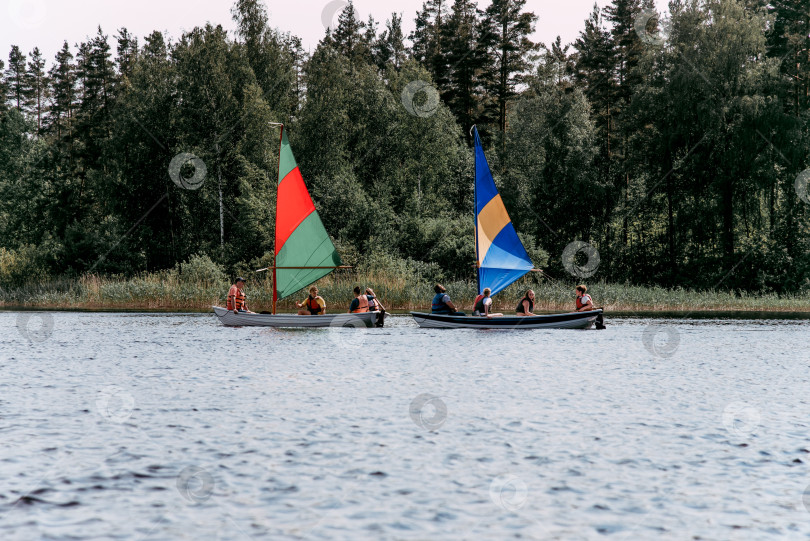 Скачать Карелия, Россия, 9 июня 2019 года, туристы плывут на деревянной парусной лодке по Ладожскому озеру фотосток Ozero