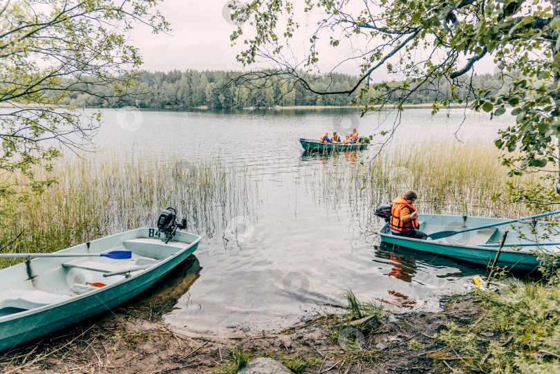 Скачать Карелия, Россия, 6 июня 2020 года, туристы плывут на деревянных лодках по Ладожскому озеру фотосток Ozero