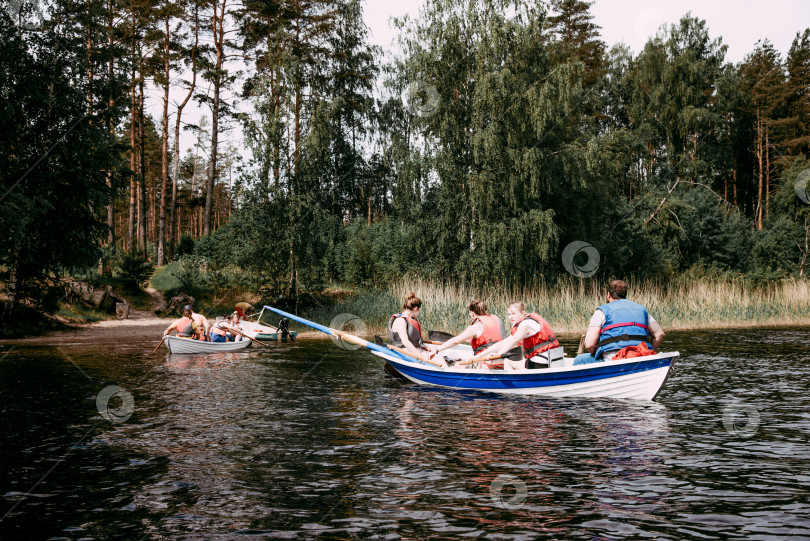 Скачать Карелия, Россия, 9 июня 2019 года, туристы плывут на деревянных весельных лодках по Ладожскому озеру фотосток Ozero