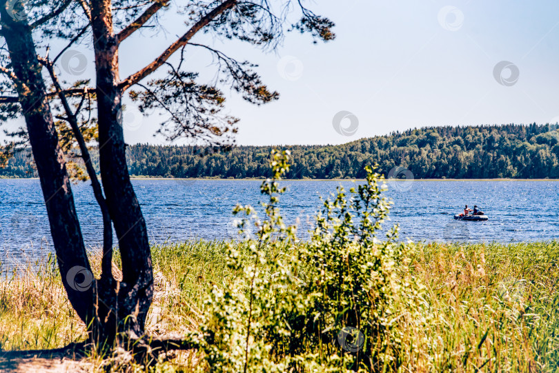 Скачать Карелия, Россия, 14 июня 2020 года, туристы плывут по Ладожскому озеру на надувной лодке фотосток Ozero