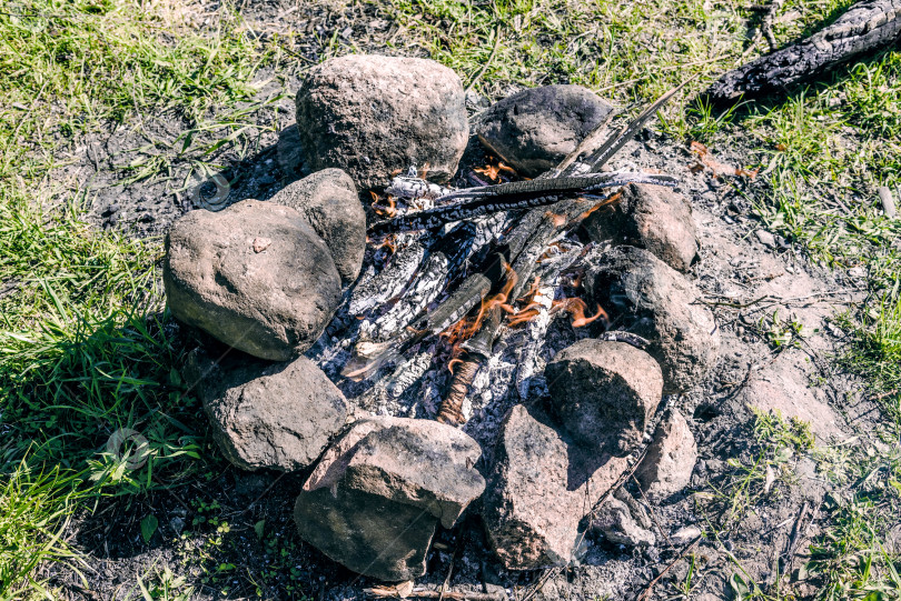 Скачать Костер в туристическом лагере, пеший туризм на выходных, пламя костра фотосток Ozero