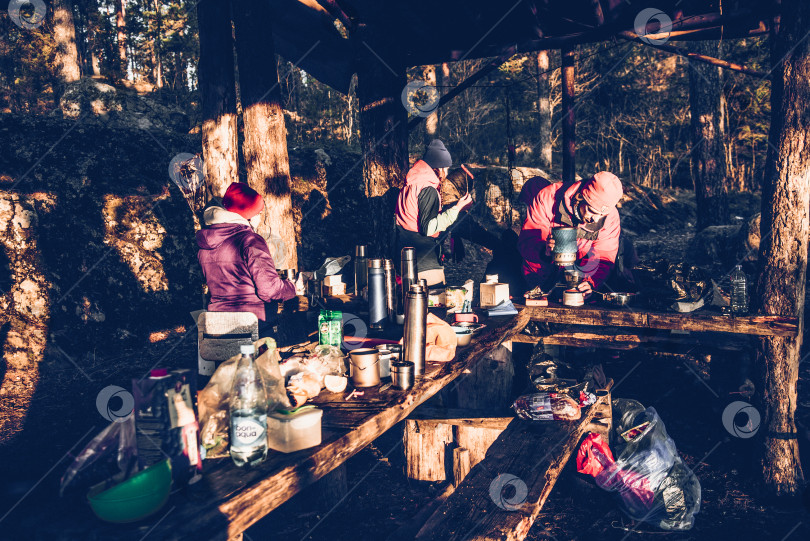 Скачать Карелия, Россия, 4 января 2020 года, Туристический палаточный городок, путешественник обедает под открытым небом фотосток Ozero