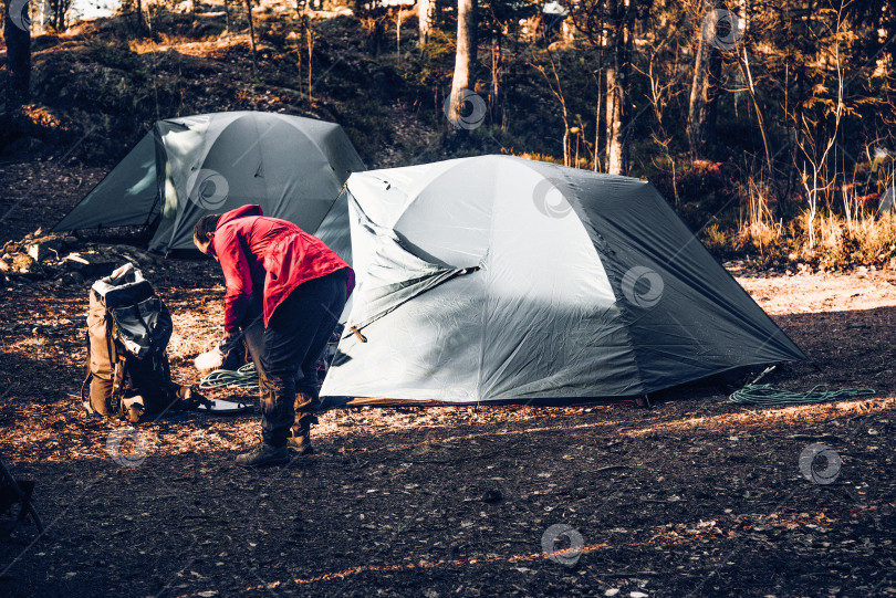 Скачать Карелия, Россия, 4 января 2020 года, Туристический палаточный лагерь, путешествие у костра на открытом воздухе фотосток Ozero