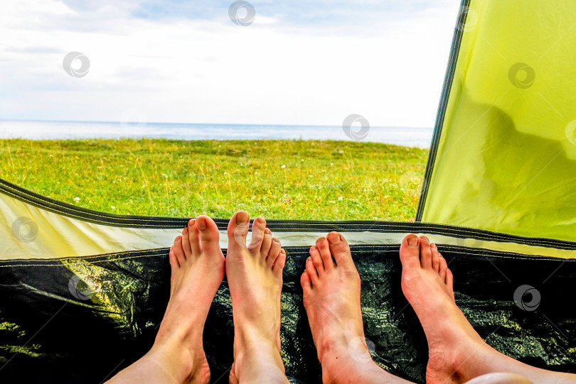 Скачать Вид на природу на пруду-озере из палатки, кемпинга, путешествия на свежем воздухе фотосток Ozero