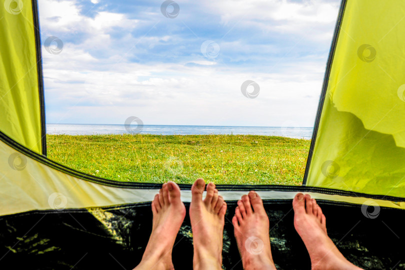 Скачать Вид на природу на прудовом озере из палатки, кемпинга, путешествия на свежем воздухе фотосток Ozero