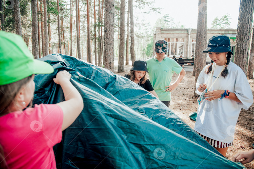 Скачать Карелия, Россия, 23 мая 2020 года, Дети-Туристы Собирают Палатку В Лесу На Каникулах фотосток Ozero