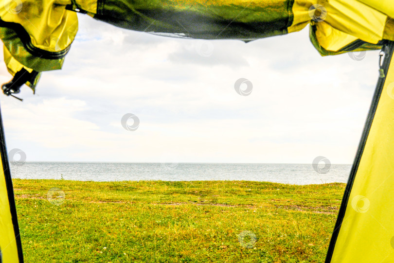 Скачать Вид на природу на прудовом озере из палатки, кемпинга, путешествия на свежем воздухе фотосток Ozero