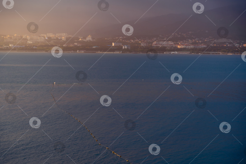 Скачать Курорт Геленджик. Геленджимейская бухта на закате. Кавказские горы на заднем плане фотосток Ozero