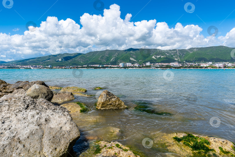 Скачать Курорт Геленджик. Скалистая береговая линия с водоемом на заднем плане фотосток Ozero