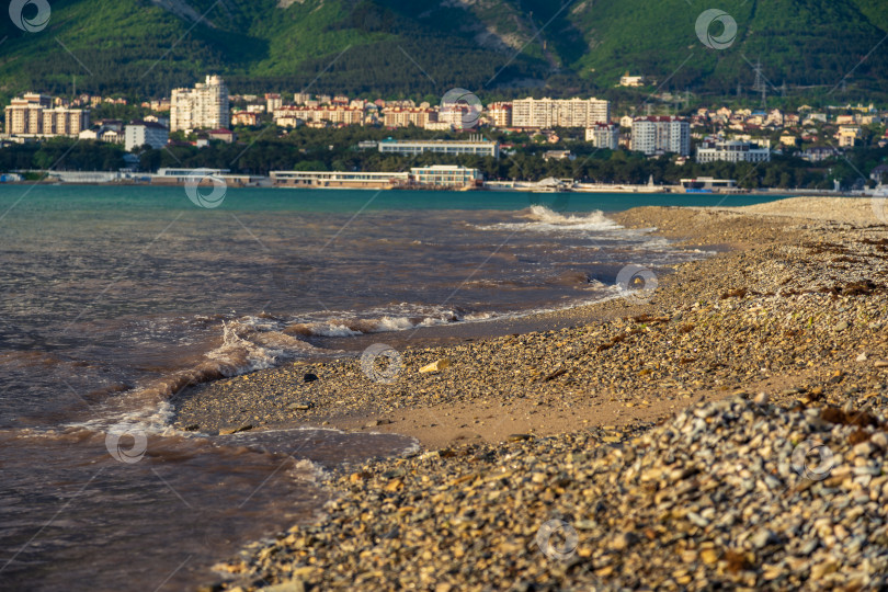 Скачать Курорт Геленджик. Пляж со скалистой береговой линией и городом Геленджик на заднем плане фотосток Ozero
