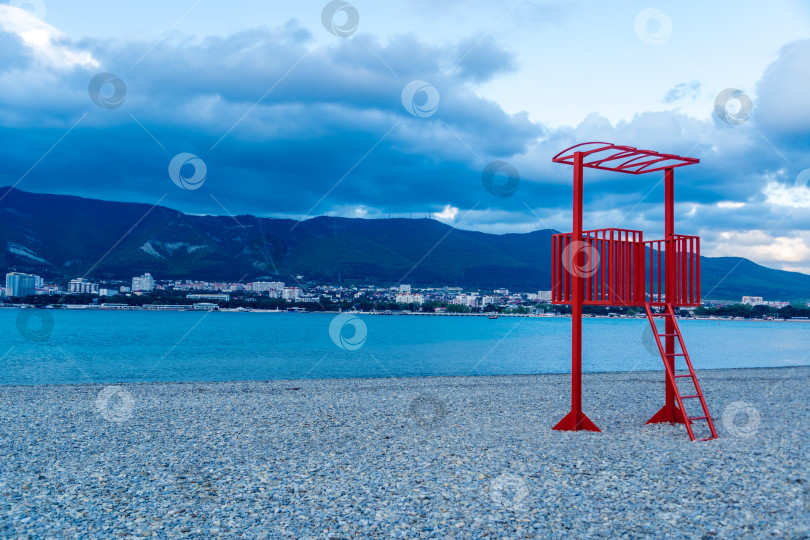 Скачать Курорт Геленджик не в сезон. Зимой спасательная вышка на пляже Геленджикской бухты пустует. На пляже нет людей. Сумерки. фотосток Ozero