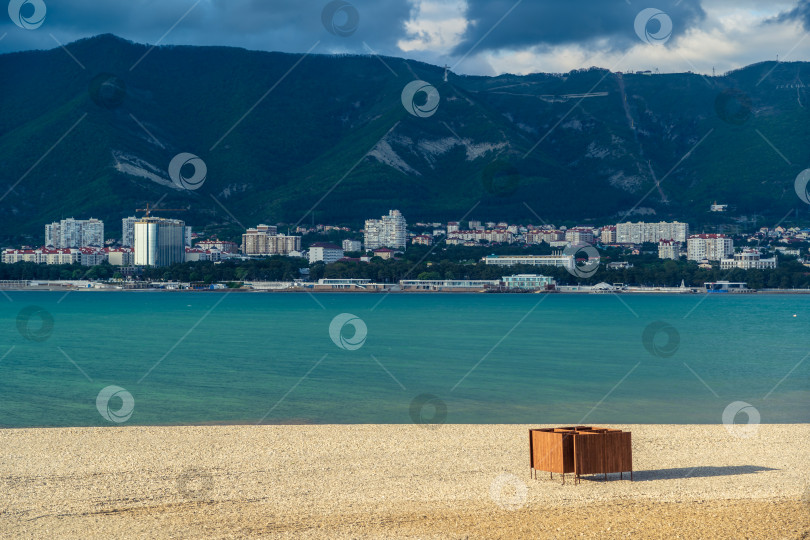 Скачать Курорт Геленджик. Закат. Кабинка для переодевания на берегу Геленджикской бухты. фотосток Ozero