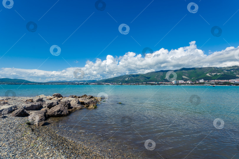 Скачать Курорт Геленджик. Скалистая береговая линия с водоемом на заднем плане фотосток Ozero