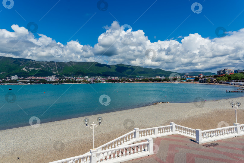 Скачать Курорт Геленджик зимой. Прекрасный пляж с голубым океаном и белым забором фотосток Ozero