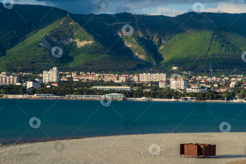 Скачать Курорт Геленджик. Закат. Кабинка для переодевания на берегу Геленджикской бухты. фотосток Ozero