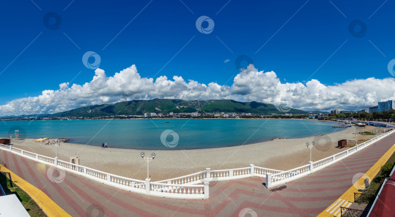 Скачать Курорт Геленджик зимой. Прекрасный пляж с голубым океаном и белым забором фотосток Ozero