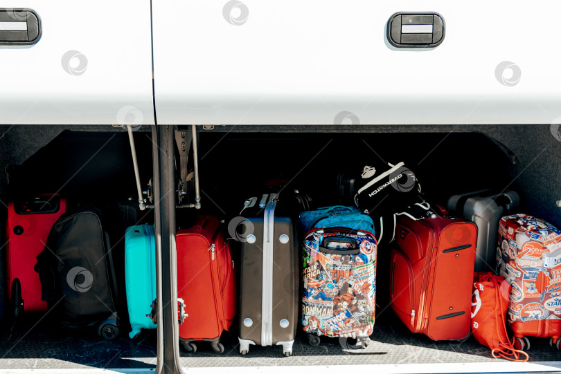 Скачать Москва, Россия, 18 июня 2021 года, чемоданы туристов загружены в багажник автобуса фотосток Ozero