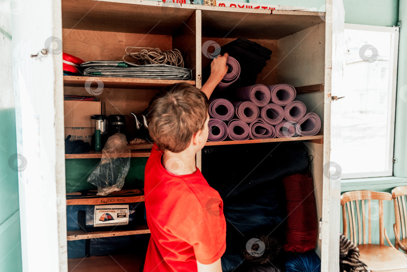 Скачать Москва, Россия, 3 мая 2021 года, Дети-туристы собирают снаряжение для пешего туризма фотосток Ozero