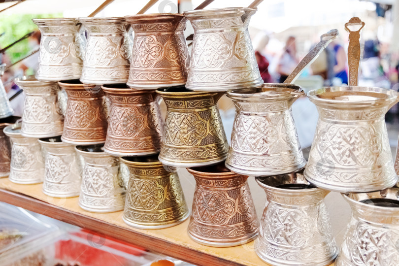 Скачать Ряд серебряных и золотых кубков с узорами на них фотосток Ozero