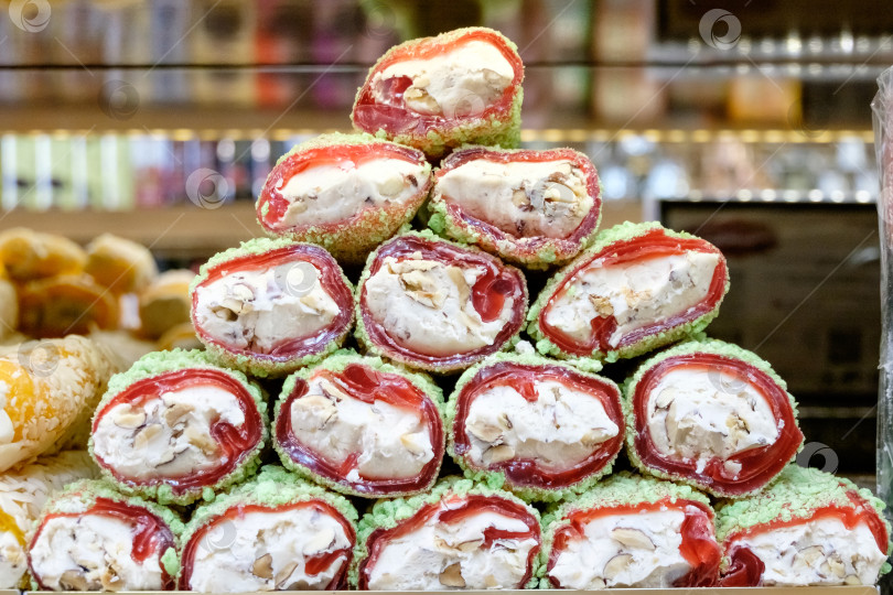 Скачать Стопка пирожных с зеленой и красной начинкой фотосток Ozero