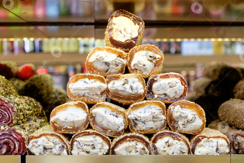 Скачать Стопка пирожных с отверстием посередине фотосток Ozero