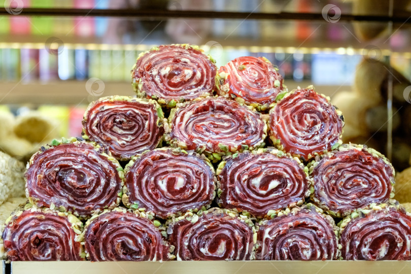 Скачать Кусочки красного мяса, завернутые в тесто фотосток Ozero