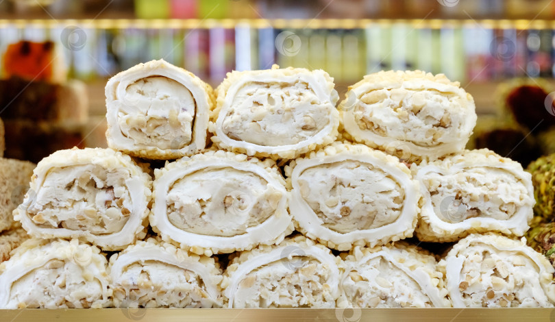 Скачать Стопка белых пирожных с орехами сверху фотосток Ozero