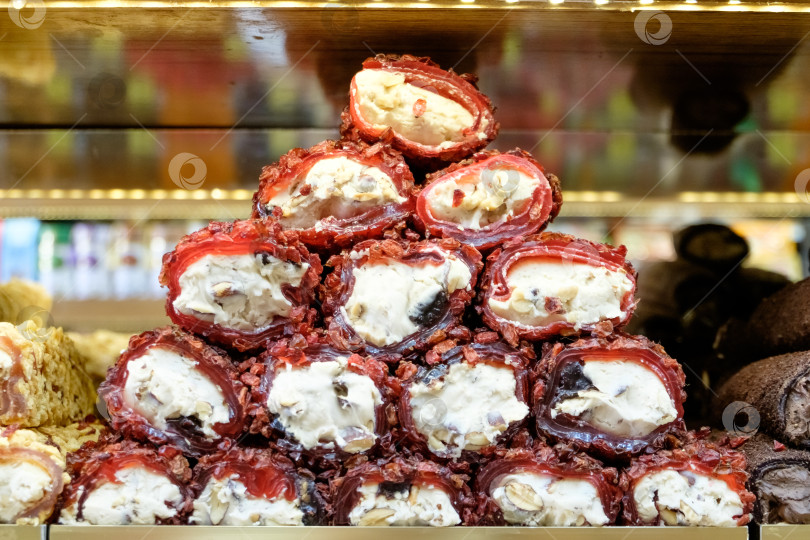 Скачать Стопка красных пирожных с орехами сверху фотосток Ozero