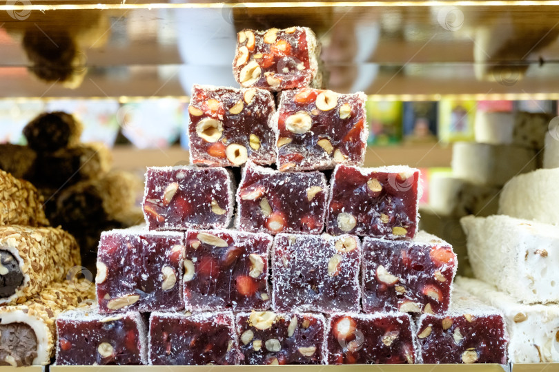 Скачать Стопка фруктов, посыпанных орехами фотосток Ozero