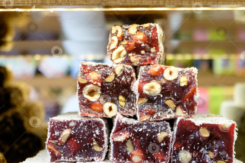 Скачать Стопка продуктов с орехами сверху фотосток Ozero