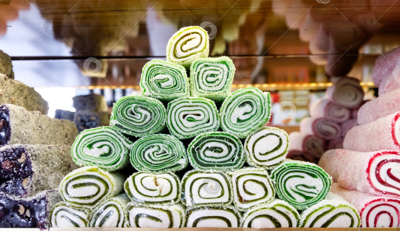 Скачать Стопка зеленых и белых конфет фотосток Ozero