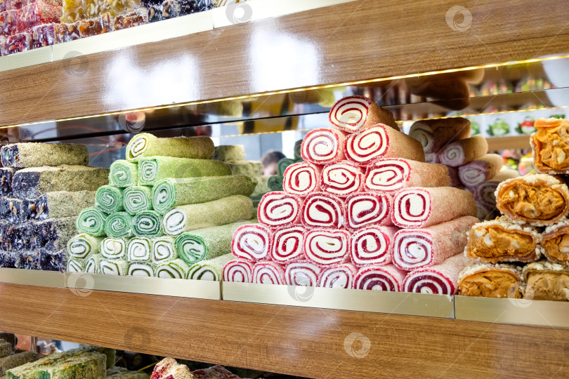 Скачать Демонстрация конфет в магазине фотосток Ozero