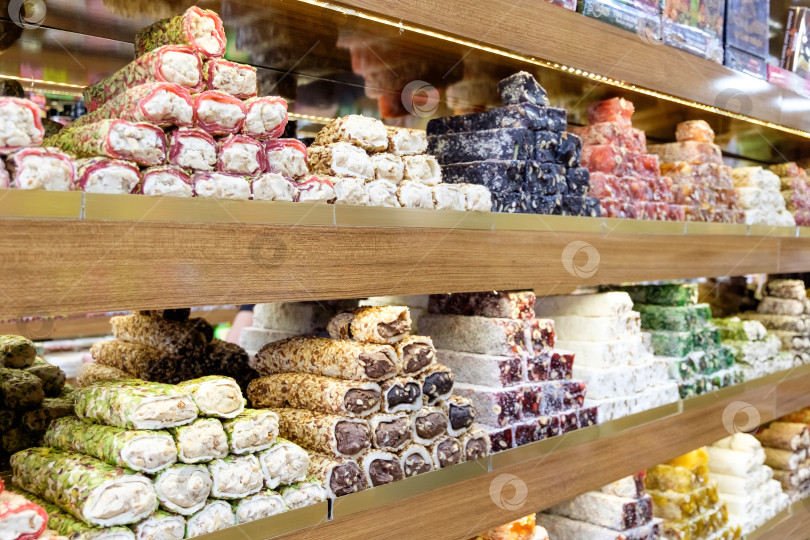 Скачать Витрина с различными видами выпечки и конфет фотосток Ozero