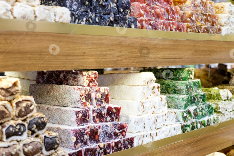 Скачать Витрина с разнообразными конфетами и выпечкой фотосток Ozero