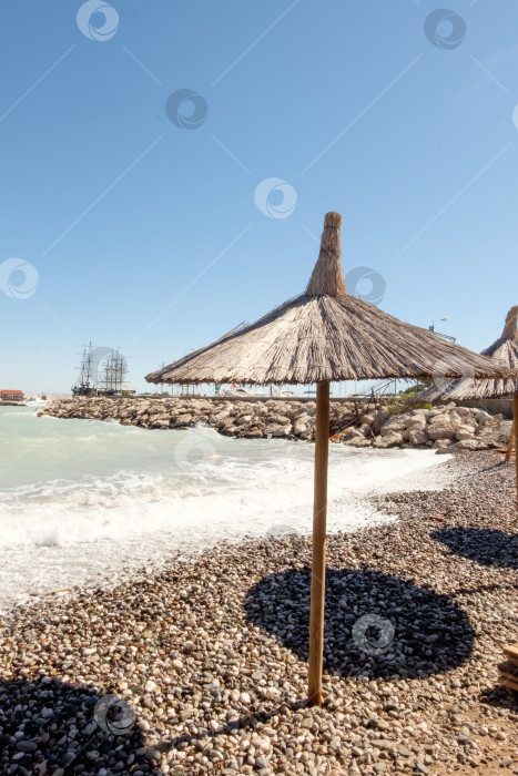 Скачать Пляжный зонт находится на пляже фотосток Ozero