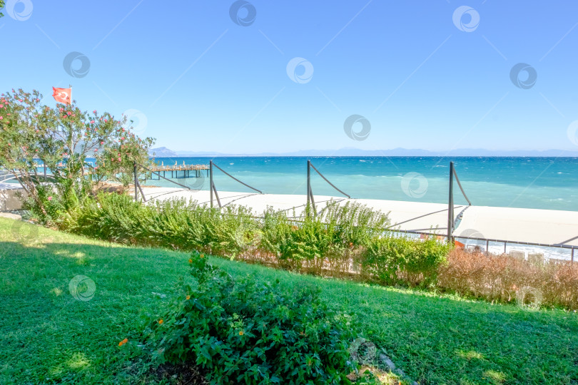 Скачать Пляж с ограждением и красным флагом фотосток Ozero