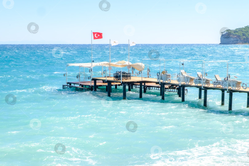 Скачать Пирс с белым флагом на нем фотосток Ozero