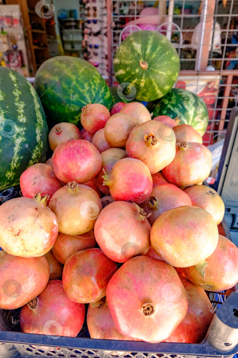 Скачать В корзинке лежит горстка красных гранатов фотосток Ozero