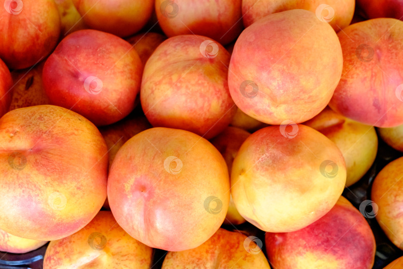Скачать На столе лежит горка персиков фотосток Ozero