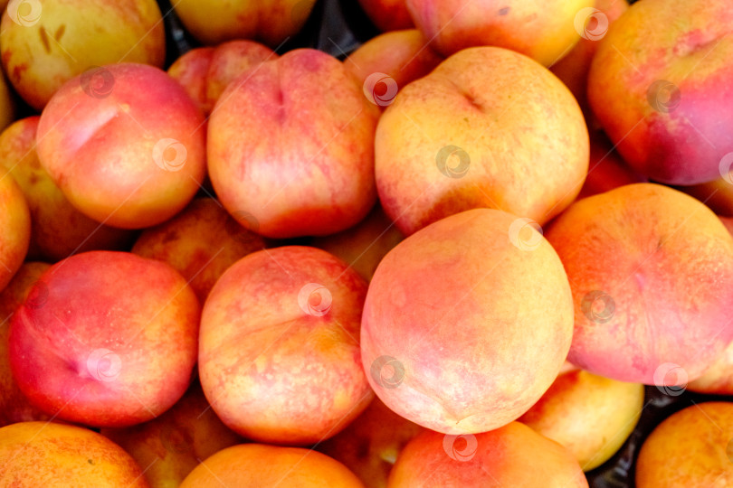 Скачать На столе лежит горка персиков фотосток Ozero