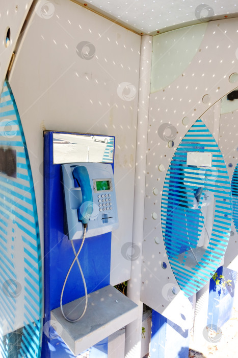 Скачать Синяя телефонная будка с синим телефоном фотосток Ozero