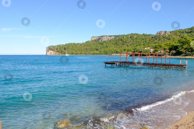 Скачать Причал находится на пляже рядом с водой фотосток Ozero