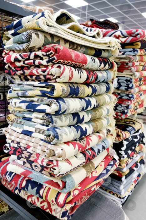 Скачать На витрине выставлена стопка разноцветных одеял фотосток Ozero