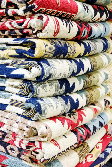 Скачать Стопка разноцветных одеял, сверху одно сине-белое фотосток Ozero